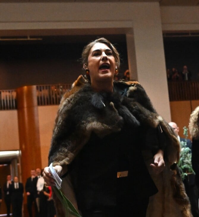 Γιατί φώναξε η γερουσιαστής στον Βασιλιά Κάρολο; - Τι έκαναν οι Βρετανοί στους Αβορίγινες;