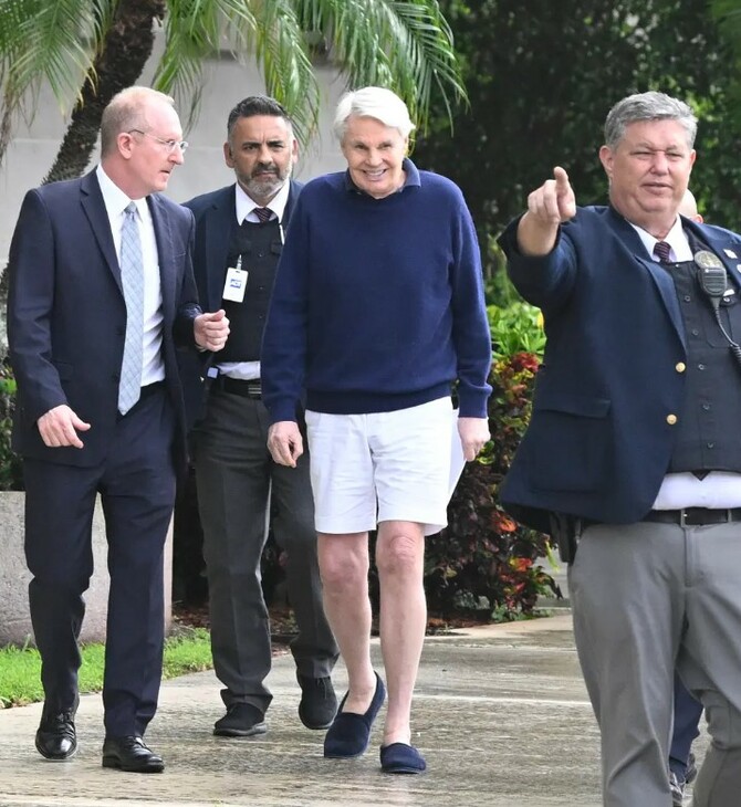 Abercrombie & Fitch: Εγγύηση 10 εκατ. δολαρίων και «βραχιολάκι» για τον Μάικ Τζέφρις - Στη φυλακή ο σύντροφός του