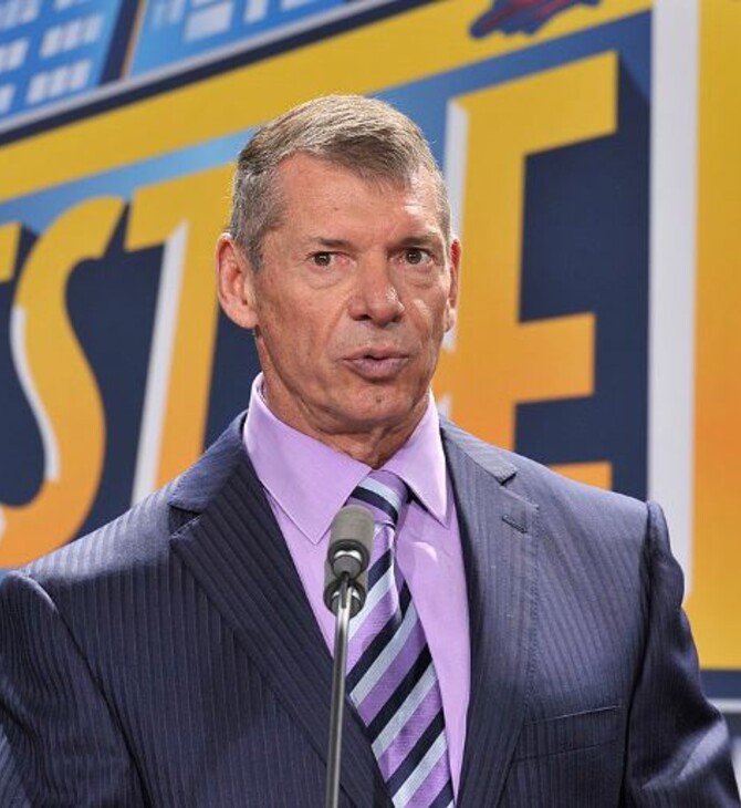 WWE: Ο πρώην CEO Βινς ΜακΜάχον κατηγορείτε ότι επέτρεψε τη «ανεξέλεγκτη» σεξουαλική εκμετάλλευση αγοριών από εκφωνητή αγώνων