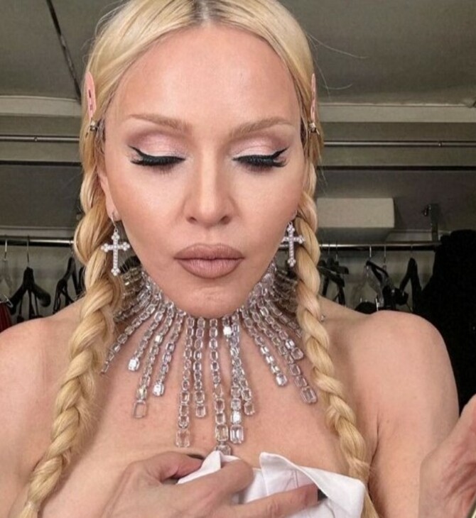Μαντόνα: Ποζάρει topless και τρώει σούπα