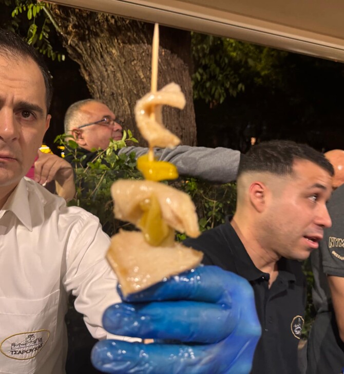«Ομορφαίνει δεν παχαίνει»: Σουβλάκι με πατσά και χούμους στην Θεσσαλονίκη