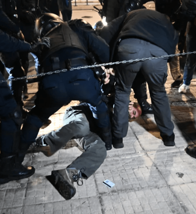 Ξυλοκόπησαν και συνέλαβαν δημοσιογράφο που κάλυπτε τη συγκέντρωση των εποχικών πυροσβεστών
