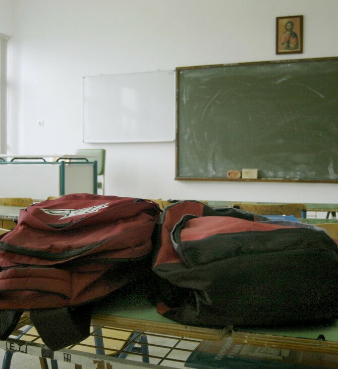 Ανήλικοι πέταξαν κροτίδες έξω από σχολείο στο κέντρο της Αθήνας