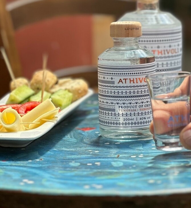 Μια νέα τσικουδιά κλείνει την παράδοση της Κρήτης σε ένα μπουκάλι 