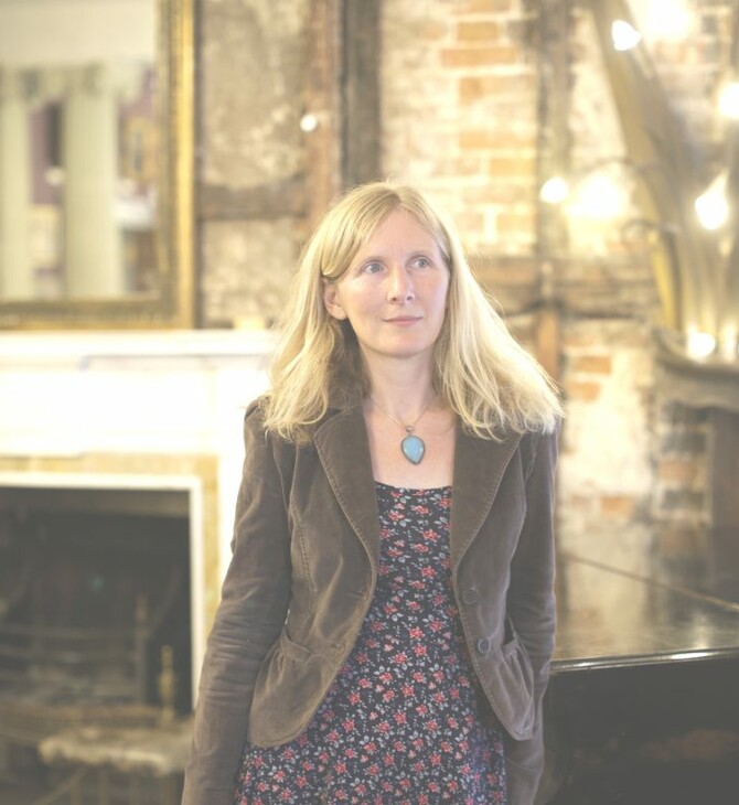 Η Samantha Harvey κερδίζει το Booker 2024 με το «Orbital»
