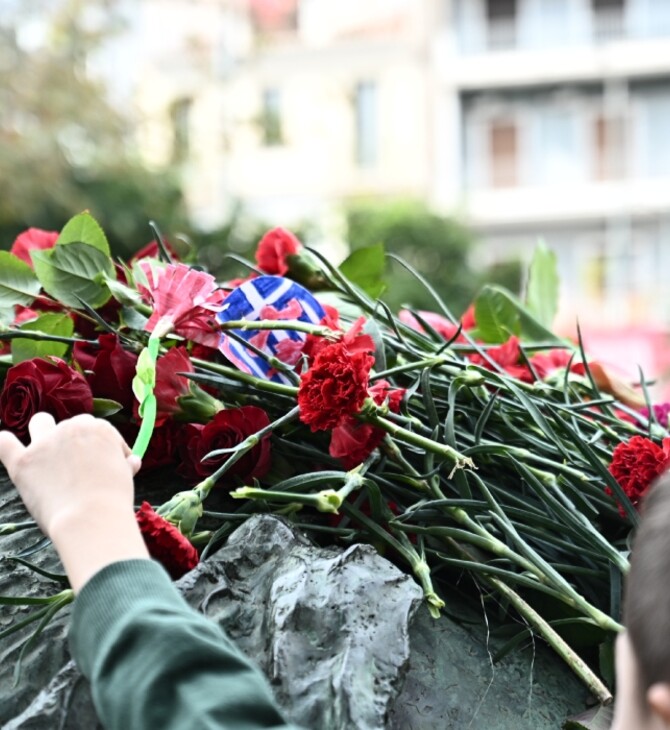 Συνθήματα, λουλούδια και στεφάνια έξω από το Πολυτεχνείο για την 51η επέτειο από την εξέγερση
