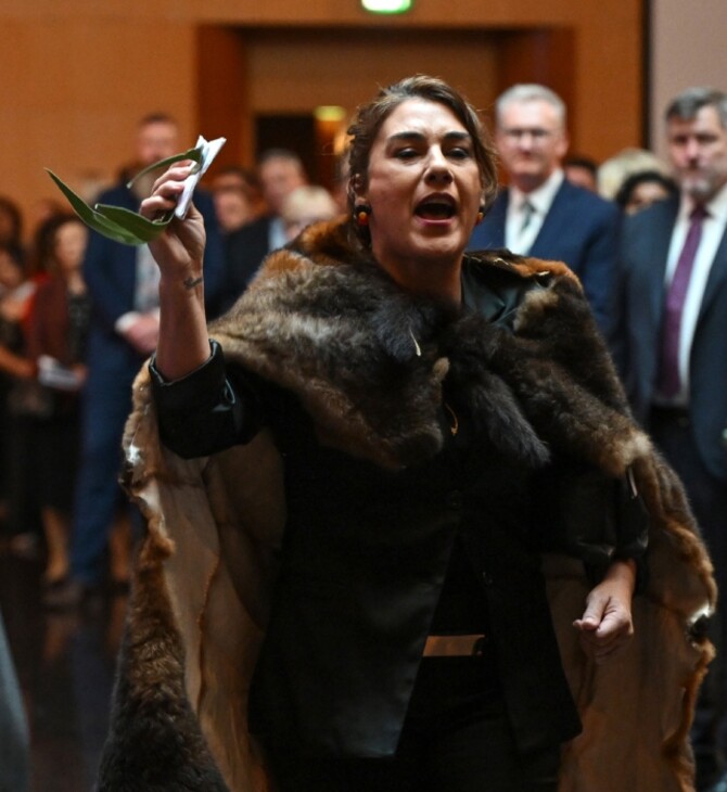 Βασιλιάς Κάρολος: Πρόταση μομφής στη γερουσιαστή που τον προπηλάκισε στην Αυστραλία - «Θα την κάνω προσάναμμα», λέει