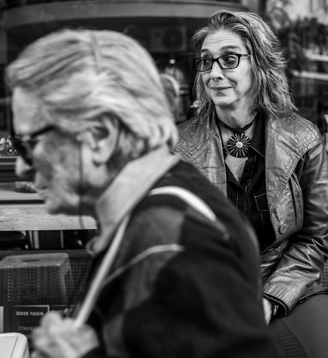 Leslie Absher: «Κόρη κατασκόπου, queer κορίτσι» 