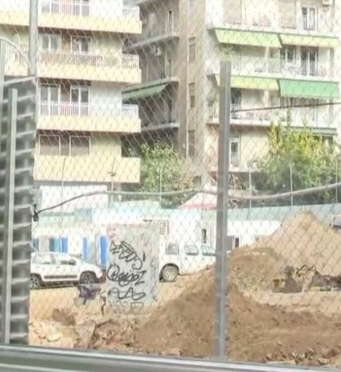 Εξάρχεια: Ξηλώνουν λαμαρίνες στο εργοτάξιο του μετρό