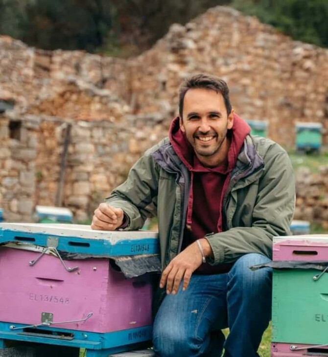 Ο Βασίλης πραγματοποίησε το μεγάλο του όνειρο και άφησε την Αθήνα για το χωριό της μητέρας του, την Κλειτορία, κόντρα σε όλους όσοι προσπαθούσαν να τον μεταπείσουν