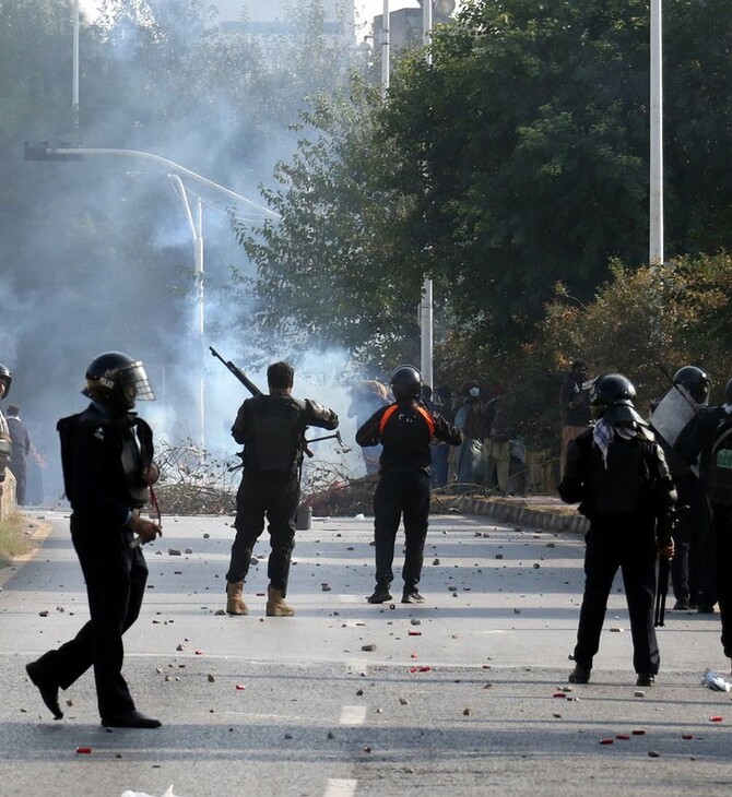 Τι συμβαίνει στο Πακιστάν: 6 νεκροί, μπλακ άουτ στο διαδίκτυο και βίαια επεισόδια στο Ισλαμαμπάντ