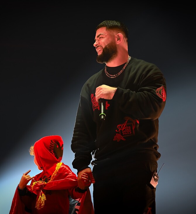 Ποιος είναι ο ράπερ Noizy που τραγούδησε στις φιέστες του Έντι Ράμα στην Ελλάδα