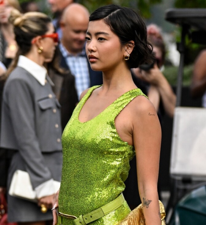 Outfit Πρωτοχρονιάς: Μαύρο midi και lime απόχρωση «ψηφίζουν» οι fashion experts