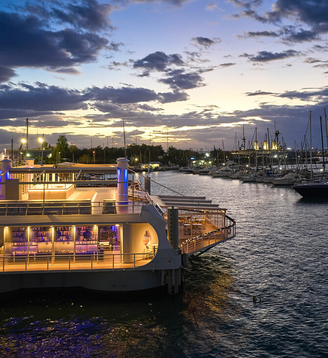 Ploes Floating Venue: O πρωτοποριακός χώρος εκδηλώσεων που είναι κυριολεκτικά μέσα στη θάλασσα