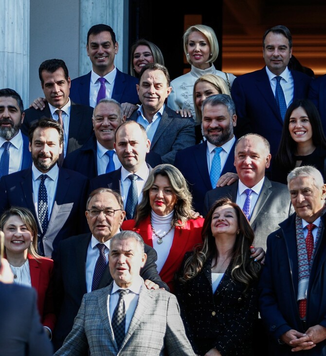 Selfies, χαμόγελα και δώρα στη συνάντηση Μητσοτακή με 111 βουλευτές της ΝΔ