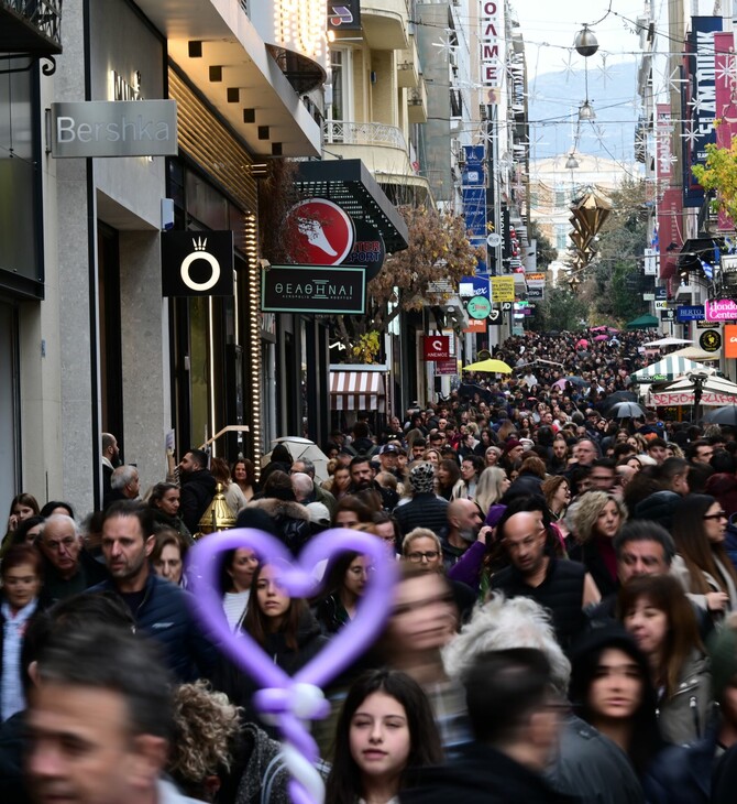 Ανοικτά, σήμερα, τα μαγαζιά: Κορυφώνεται η κίνηση στην εορταστική αγορά