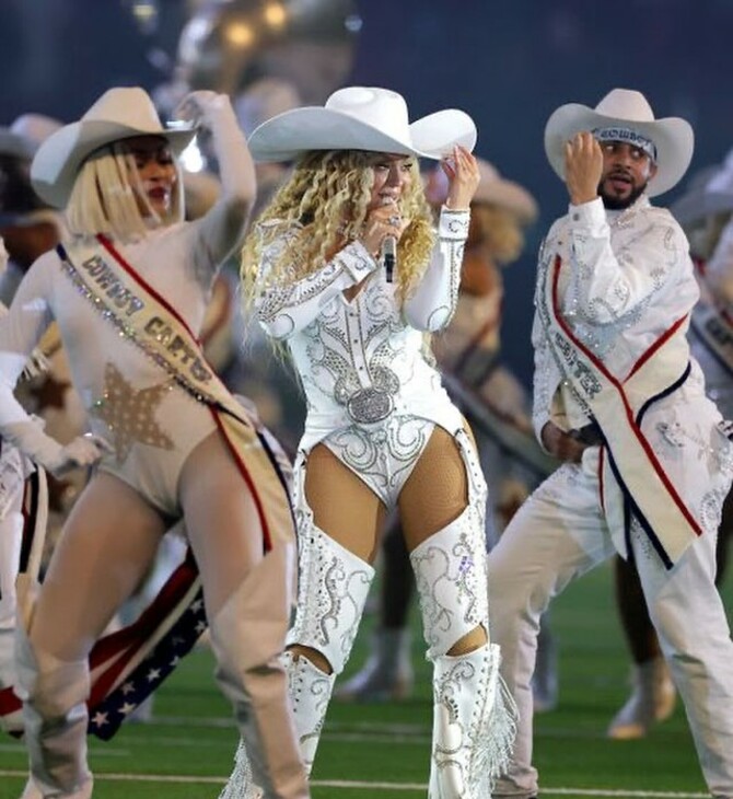 Η Beyoncé on stage τραγουδά με την κόρη της το «Texas Hold 'Em»