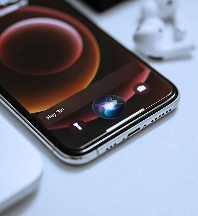 Η Apple θα πληρώσει $95 εκατ. δολάρια για αγωγή κατά της Siri που «άκουγε» τους χρήστες της