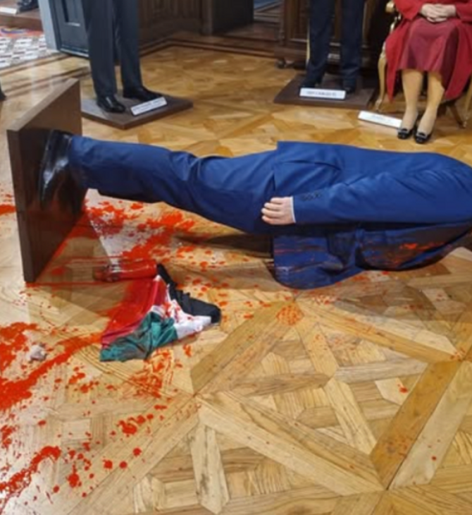 Μασκοφόρος κατέστρεψε κέρινο ομοίωμα του Νετανιάχου