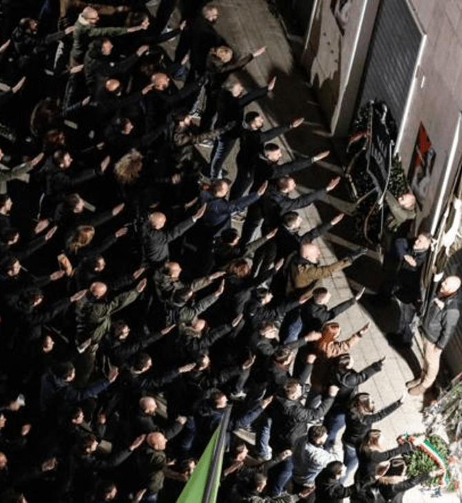 Η ιταλική αστυνομία προσπαθεί να ταυτοποιήσει πολίτες που ύψωσαν τα χέρια στον φασιστικό χαιρετισμό στη Ρώμη