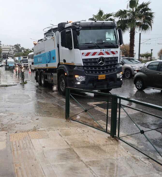 Άλιμος: «Το φορτηγό της ΕΥΔΑΠ κρατάει το καπάκι του φρεατίου για να μην εκτιναχθεί»