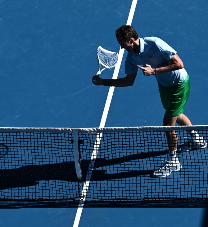 Australian Open: Ο Μεντβέντεφ έσπασε μανιωδώς την κάμερα του φιλέ με τη ρακέτα του