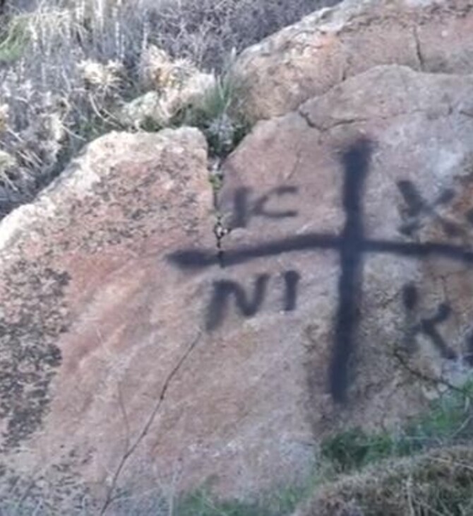 Μύκονος: Έβαψαν με σπρέι θρησκευτικά σύμβολα σε πέτρες ελεύθερης παραλίας