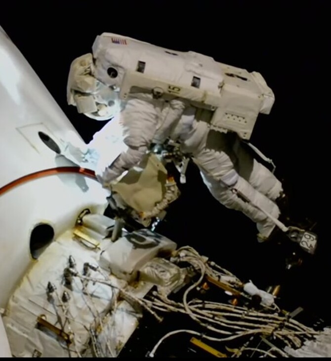 Η αποκλεισμένη αστροναύτης της NASA βγήκε για «διαστημικό περίπατο»