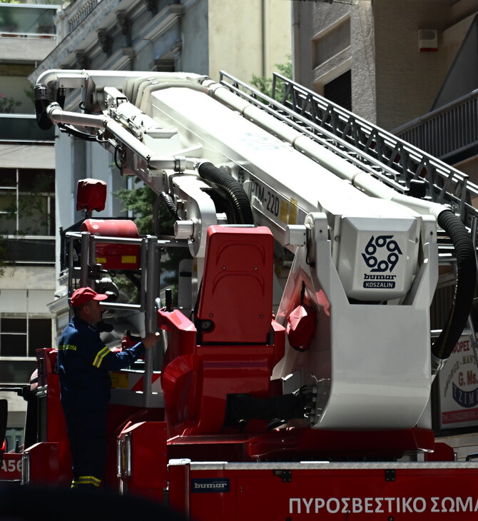Φωτιά στα Εξάρχεια: Καίγεται εγκαταλελειμμένο κτίριο 
