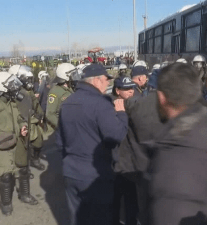 Επεισόδια με δακρυγόνα στην Καρδίτσα στο μπλόκο των αγροτών