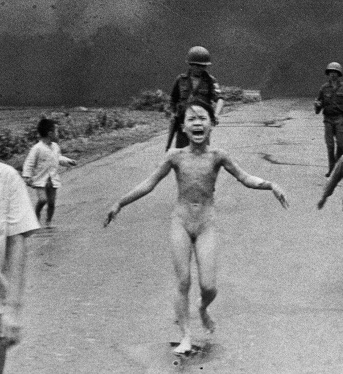 «Το κορίτσι της Ναπάλμ»: Ποιος, πράγματι, τράβηξε τη φωτογραφία - σύμβολο της φρίκης του πολέμου;