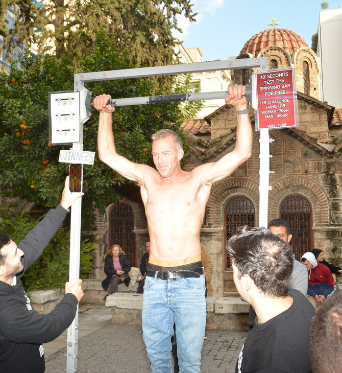 Γκάλοπ: Κυριακή απόγευμα στην Ερμού 12:00 - 4:00
