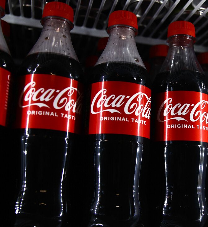 Η Coca-Cola προαναγγέλλει χρήση περισσότερου πλαστικού, λόγω των δασμών του Τραμπ 