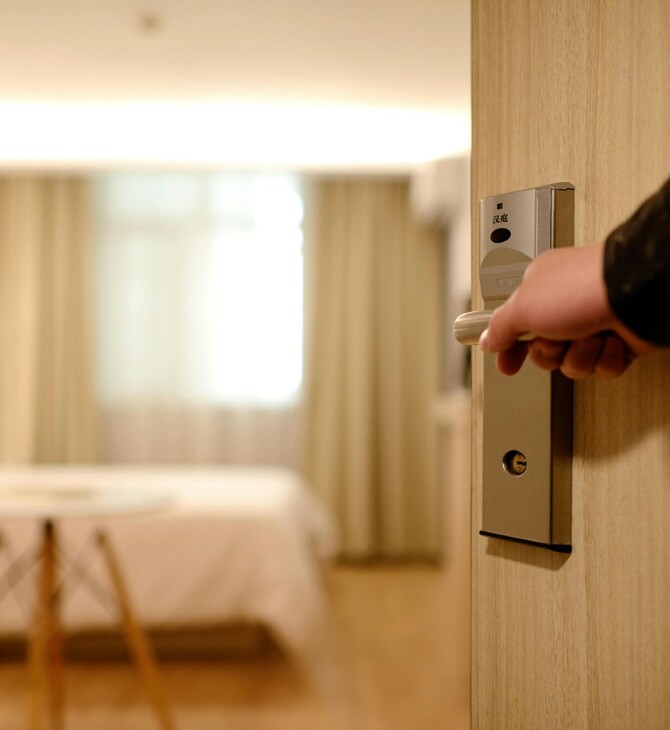 Τρίκαλα: Ζευγάρι ανακάλυψε κρυφή κάμερα σε Airbnb
