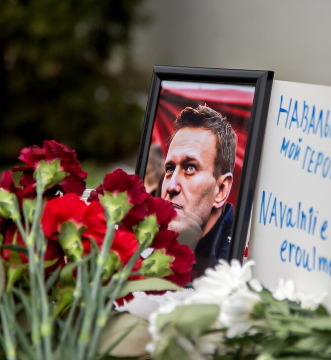 Οι υποστηρικτές του Αλεξέι Ναβάλνι επισκέπτονται τον τάφο του στην πρώτη επέτειο του θανάτου του