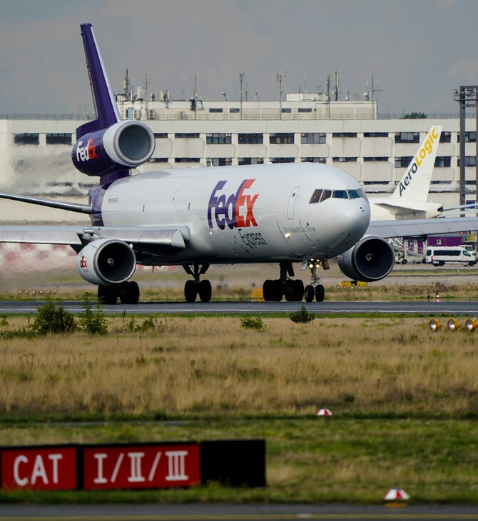 Αναγκαστική προσγείωση για αεροσκάφος της FedEx - Πήρε φωτιά ο κινητήρας του
