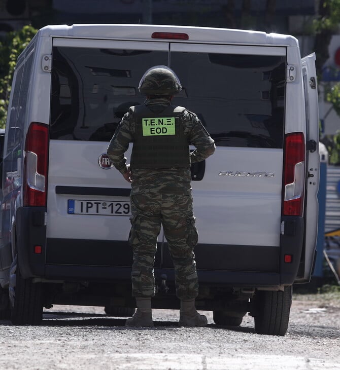 Καμίνια: Χειροβομβίδα τυλιγμένη με χαρτοταινία βρέθηκε σε πυλωτή πολυκατοικίας