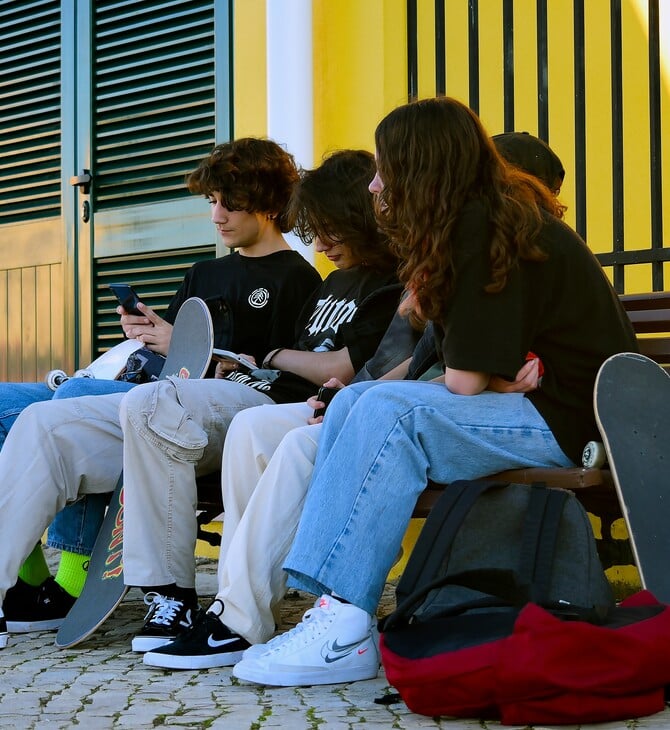 Η ανεργία στην Ευρωζώνη παραμένει σε ιστορικά χαμηλά επίπεδα παρά την ασθενή οικονομία
