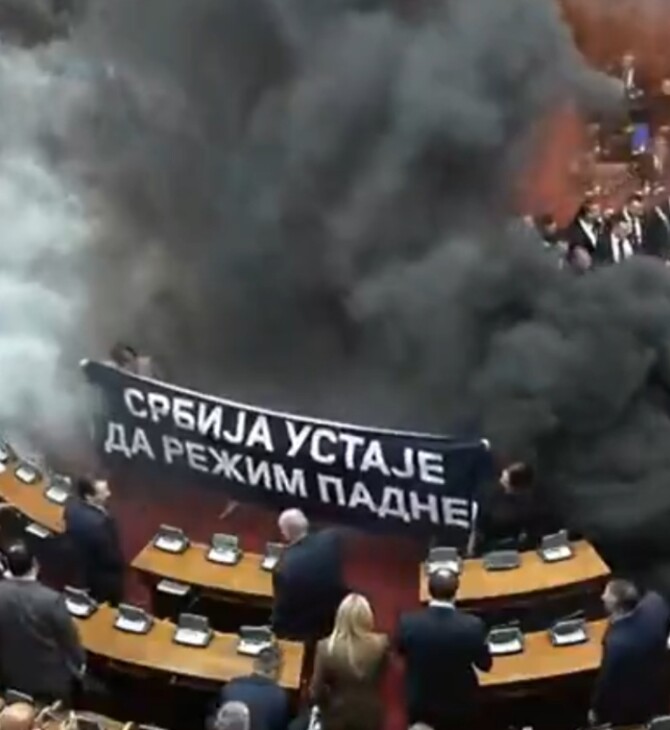 Σερβία: Επεισόδια στη Βουλή με καπνογόνα - Υπέστη εγκεφαλικό βουλεύτρια
