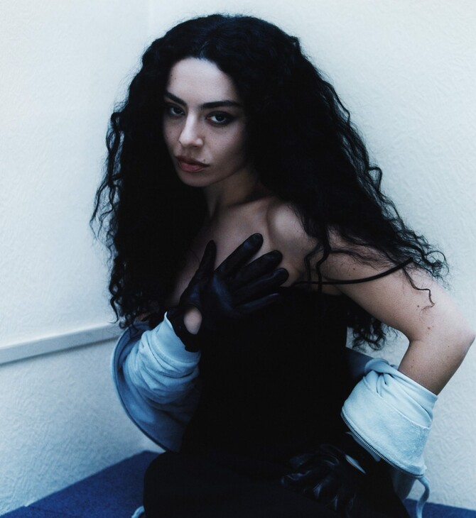 Η Charli XCX δεν μπορεί να ζήσει χωρίς αυτά τα 10 αντικείμενα