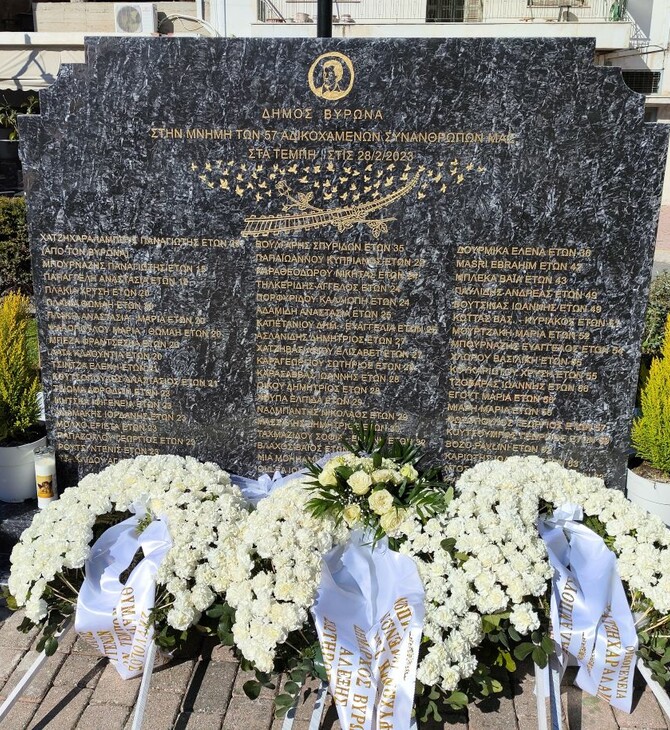 Αποκαλυπτήρια μνημείου στον Βύρωνα για τα θύματα της τραγωδίας των Τεμπών