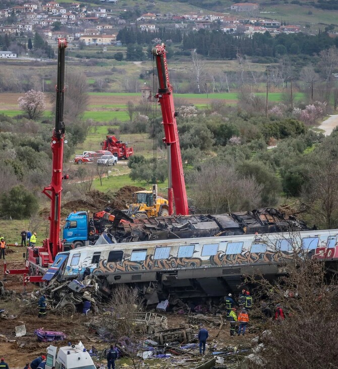 Τέμπη: Εντοπίστηκε στο Κουλούρι κομμάτι της οροφής της δεύτερης μηχανής της εμπορικής αμαξοστοιχίας