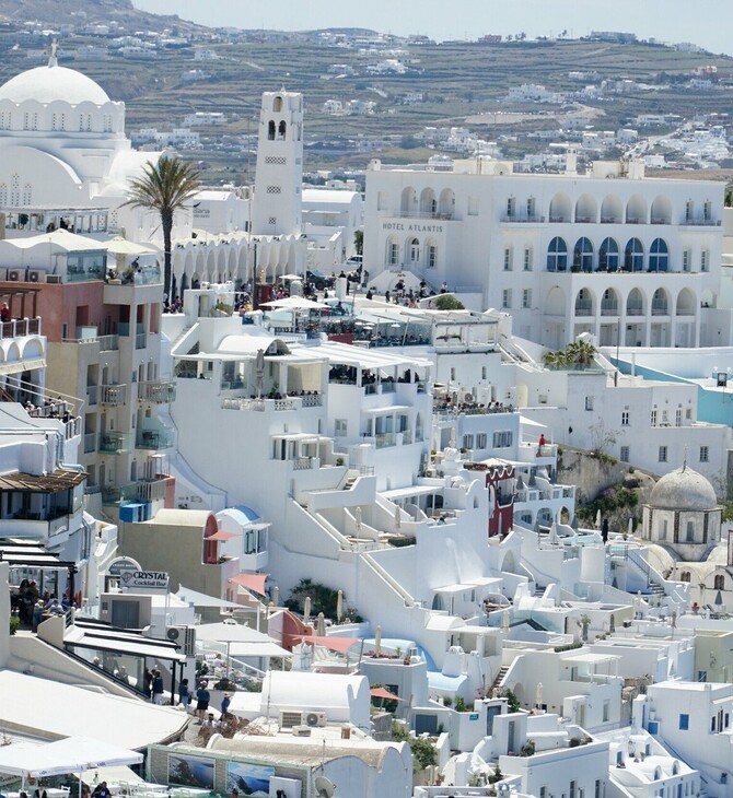 Τα «μυστήρια» της Μήλου και το κρυφτούλι της τουριστικής υπερδόμησης στις Κυκλάδες