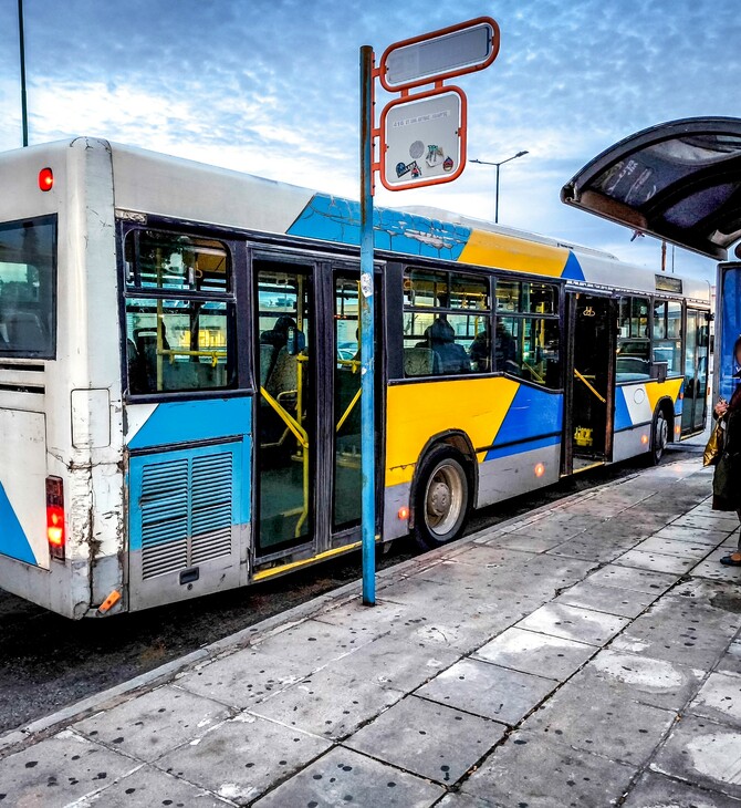 Πεντέλη: Ξέσπασε φωτιά σε εν κινήσει αστικό λεωφορείο - Στο νοσοκομείο ο οδηγός