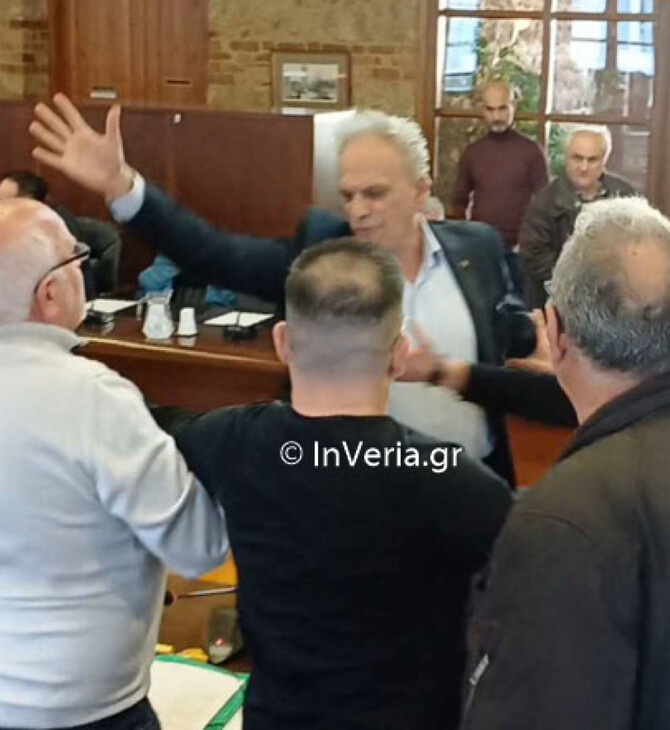Βέροια: Παραλίγο να πιαστούν στα χέρια στο δημοτικό συμβούλιο - «Θα σου αστράψω μία» 