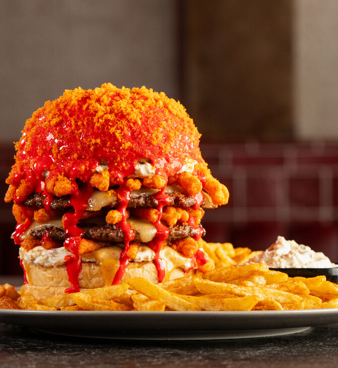 Μπαρ Μπεε Κιου x Cheetos Flamin’ Hot: Tο νέο Μπεεργκερ του Μήνα είναι Pure Fire