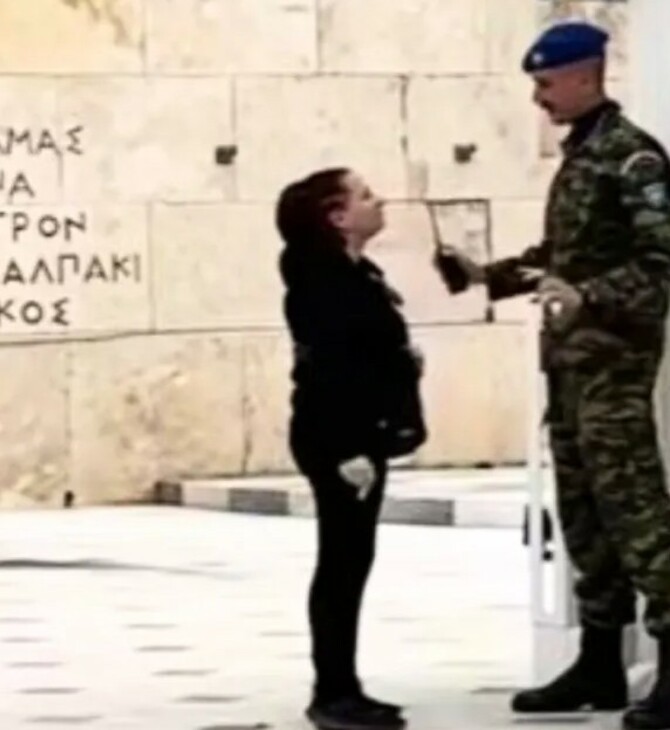 Υπάλληλος της Βουλής επιχείρησε να γράψει συνθήματα στο Μνημείο του Άγνωστου Στρατιώτη