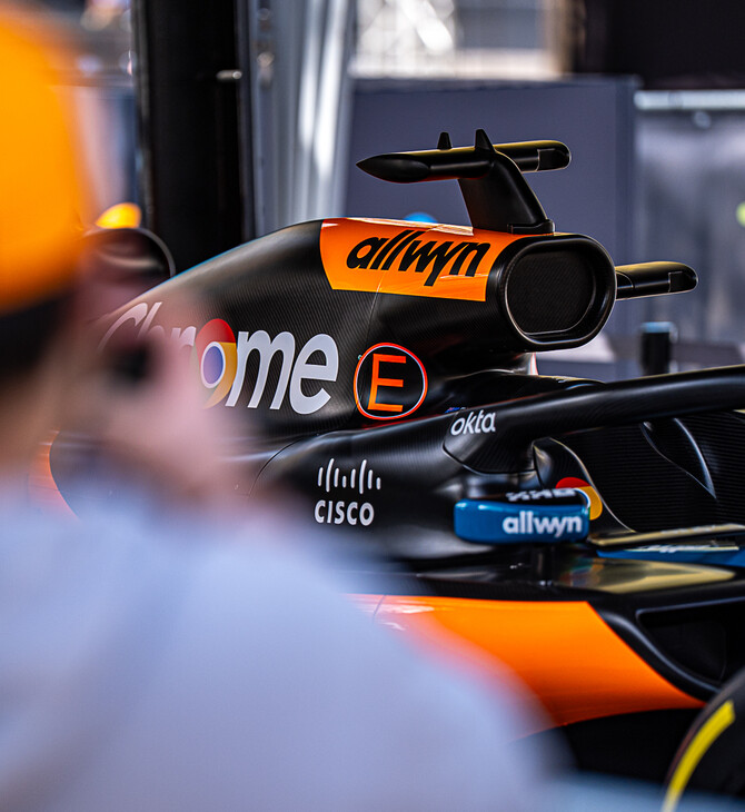 Στον «πλανήτη» της McLaren: Όσα ζήσαμε σε OPAP ARENA και Σύνταγμα με το αυθεντικό μονοθέσιο της ιστορικής ομάδας