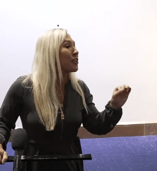«Δεν δίνουμε δεκάρα για τη γνώμη σου, γιατί δε γυρνάς στη χώρα σου;»