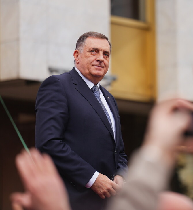 Ο ηγέτης των Σερβοβόσνιων διαφεύγει στη Μόσχα καθώς οι Αρχές εντείνουν τις προσπάθειες σύλληψής του